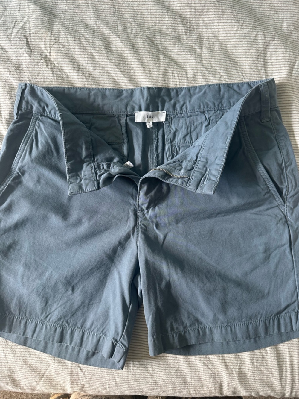 Men's Light gray casual shorts, size 31.